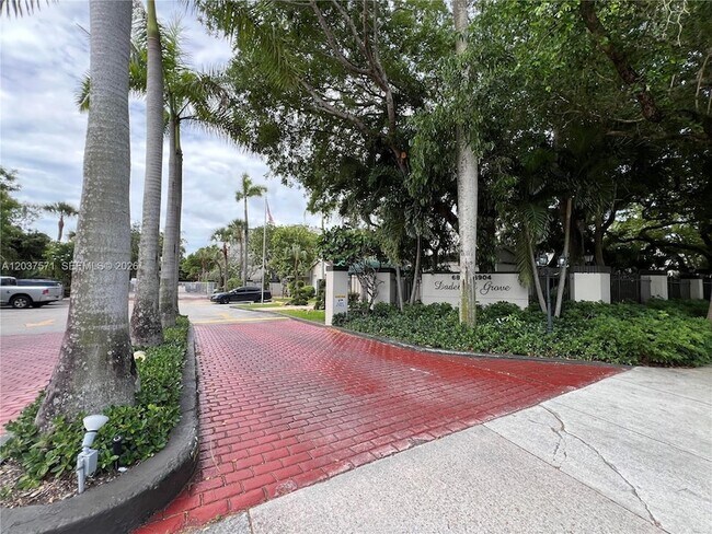 Building Photo - 6886 N Kendall Dr