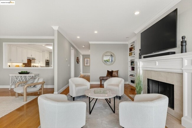 Building Photo - Four Bedroom Home with Panoramic Views