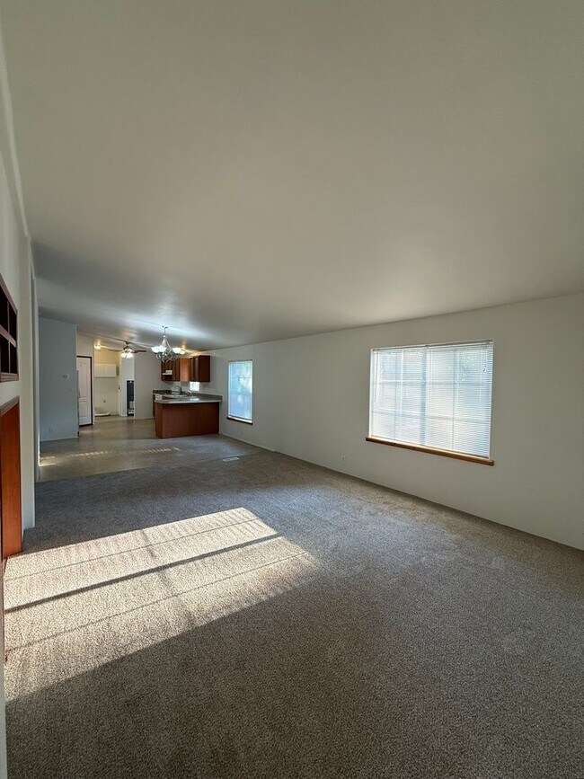 Building Photo - SPIRIT LAKE HOME (P#440)