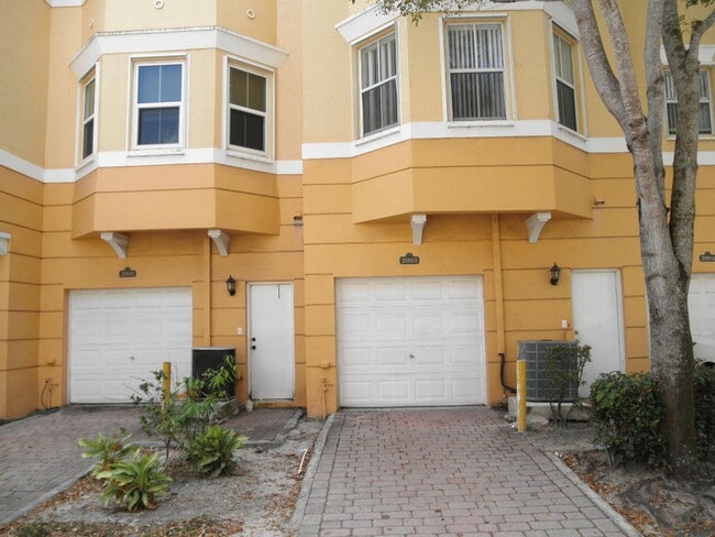 Building Photo - Shoma Townhomes