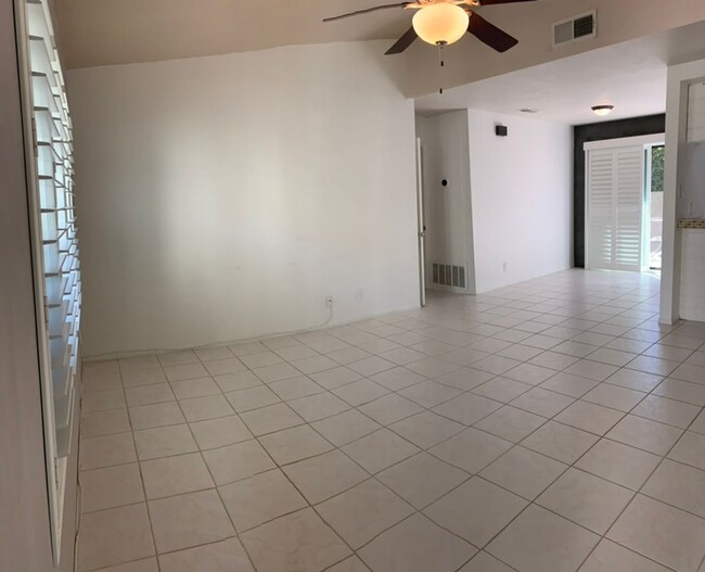 Building Photo - Two Bedroom Single Level Condo!