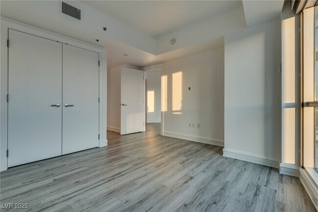 Building Photo - 2700 S Las Vegas Blvd