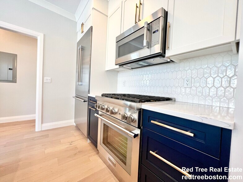 Building Photo - 142 Pleasant St