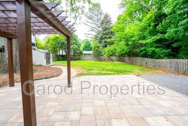 Building Photo - 3338 Eastway Dr