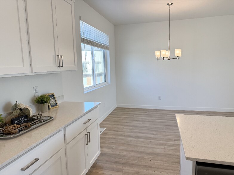 Building Photo - 548 900 W