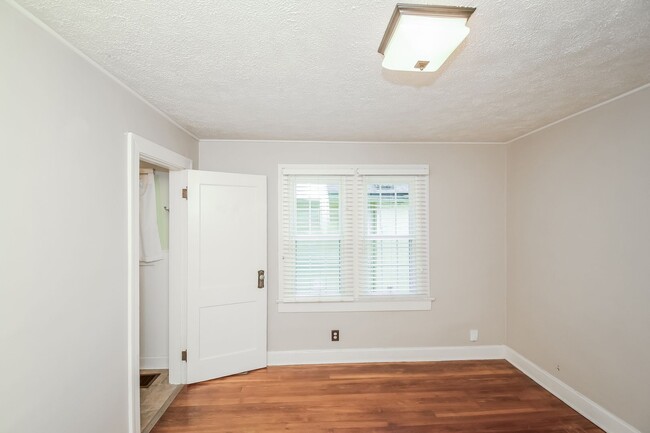Building Photo - Charming Bungalow in South Broadripple