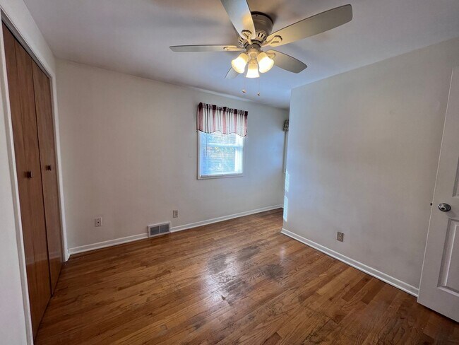 Building Photo - 5 Bedroom home on the NE side of Grand Rapids