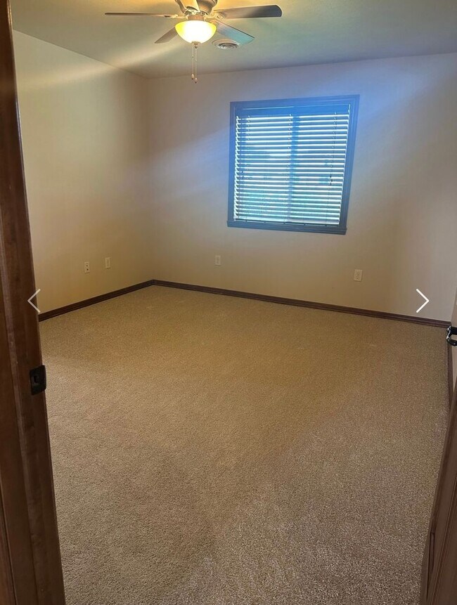 Building Photo - 2 Bedroom, 2 Bathroom Lower Available