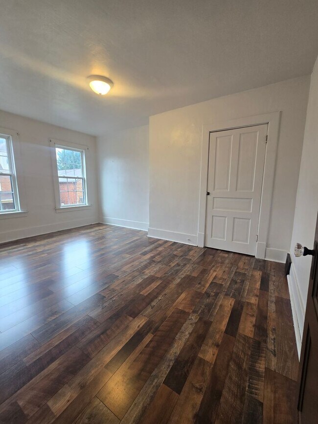 Building Photo - Updated 3br house!