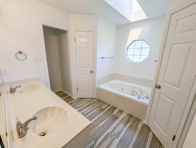 Building Photo - Move-in Ready 3 bed/ 2 bath home in South ...