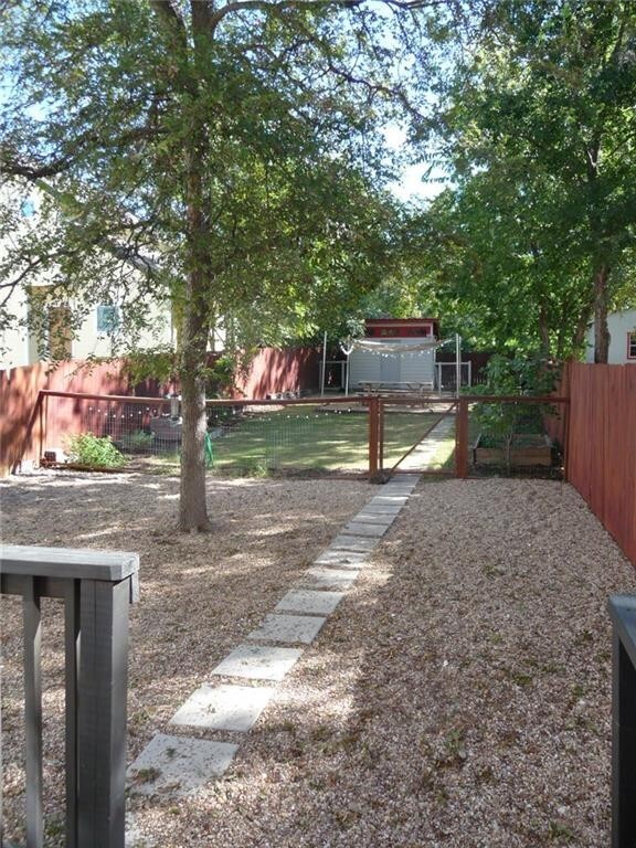 Building Photo - Awesome East Austin Townhouse