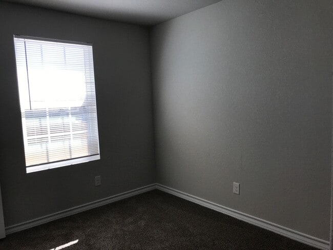 Building Photo - Town home for rent