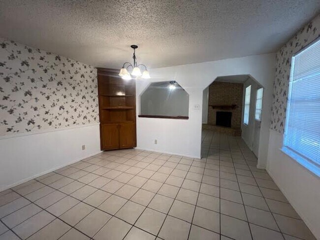 Building Photo - Spacious 3/2 in Midway ISD