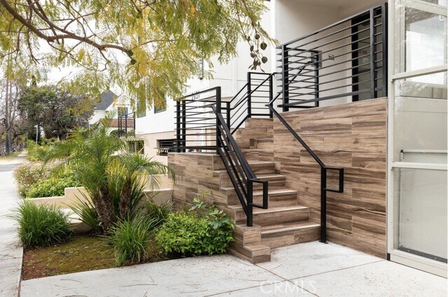 Building Photo - 2651 S Hobart Blvd