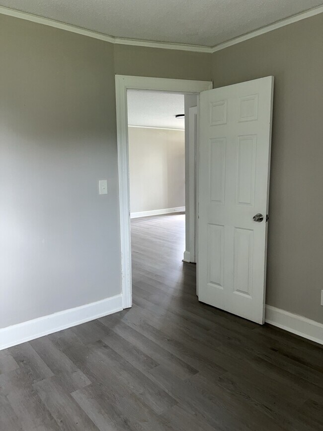 Building Photo - 2 Bedroom 1 Bathroom