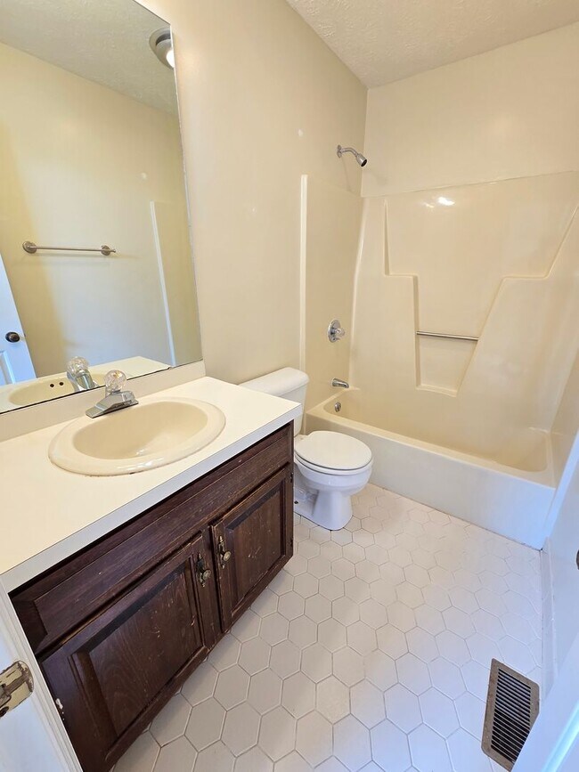 Building Photo - Spacious Townhouse for Rent!