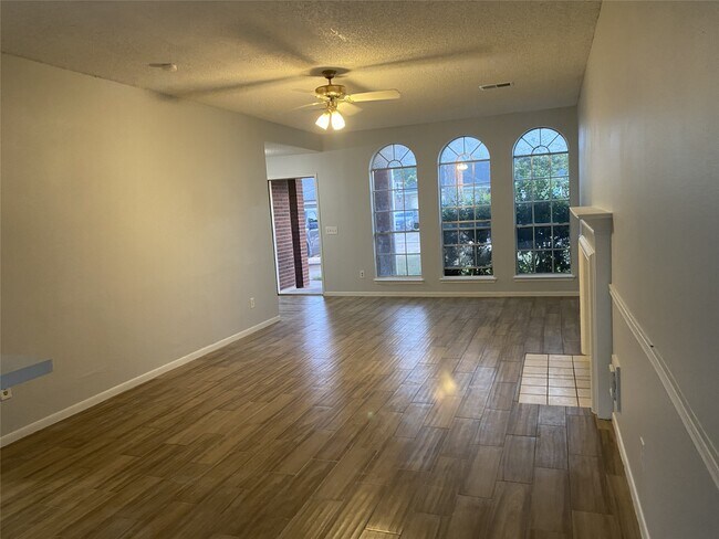 Building Photo - 18158 Holly Green Dr