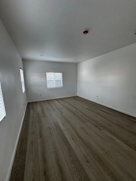 Building Photo - 987 Tepee Ln