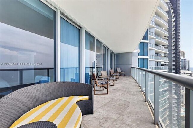 Building Photo - 17001 Collins Ave