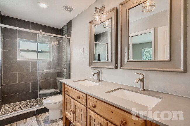 Building Photo - 2063 Los Lomas Dr