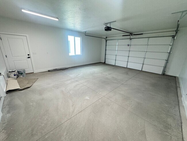 Building Photo - Brand New LARGE S&S Home!!