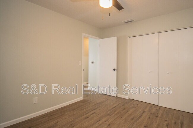 Building Photo - 304 La Serena St