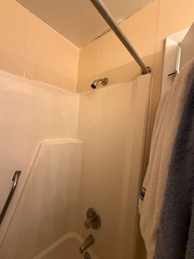 Building Photo - Convenient Condo Near Virginia Tech