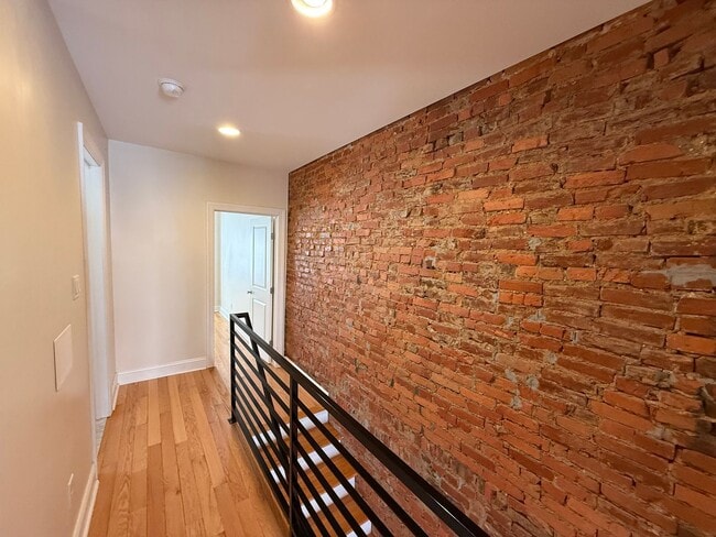 Building Photo - Charming Brick Rowhome Brewerytown