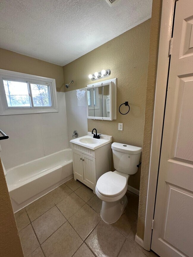 Building Photo - 4 bedroom 1 bath