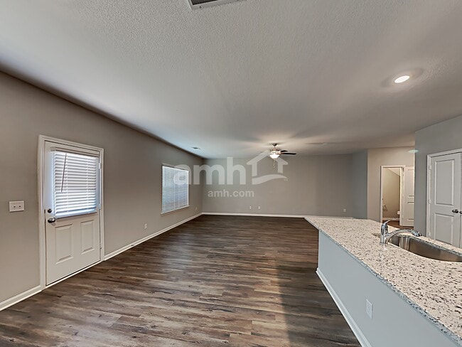 Building Photo - 621 Gleaner Wy