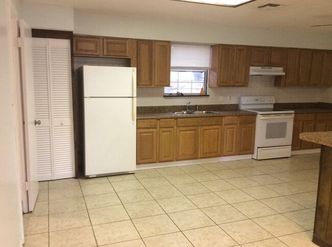 Building Photo - Large one Bedroom