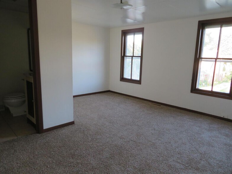 Building Photo - 323 Plumb St