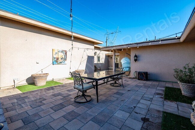 Building Photo - FURNISHED POOL HOME FOR APRIL 2026