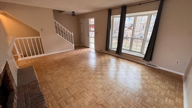 Building Photo - 3 bed 2.5 bath w/ garage, Great location off University and Dry Creek, close to Southglenn Mall a...