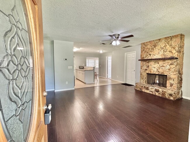 Building Photo - 3BR 1BA Annual Unfurnished Rental Availabl...