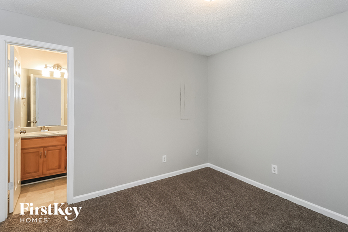 Building Photo - 860 Green Forest Dr
