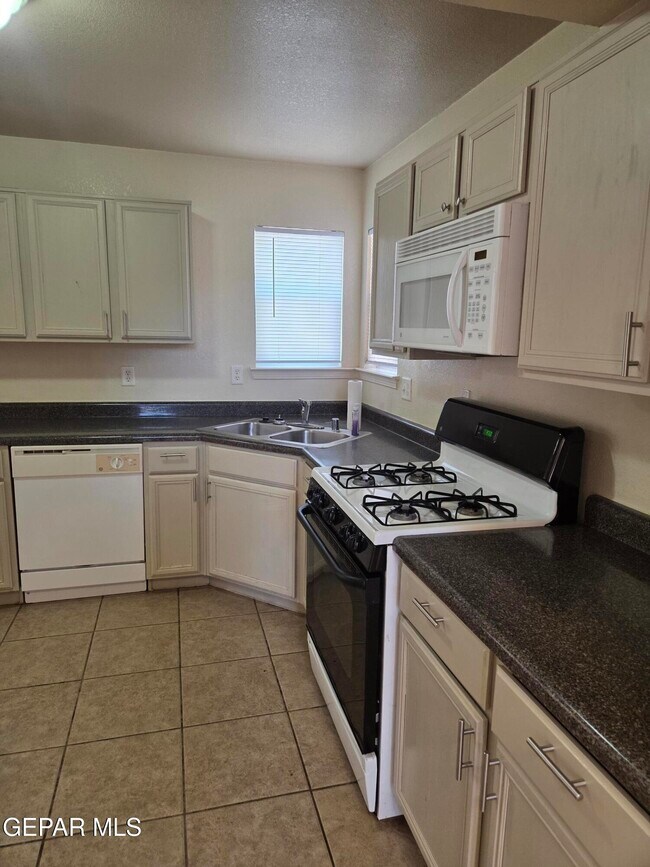 Building Photo - 3717 Hubble Dr