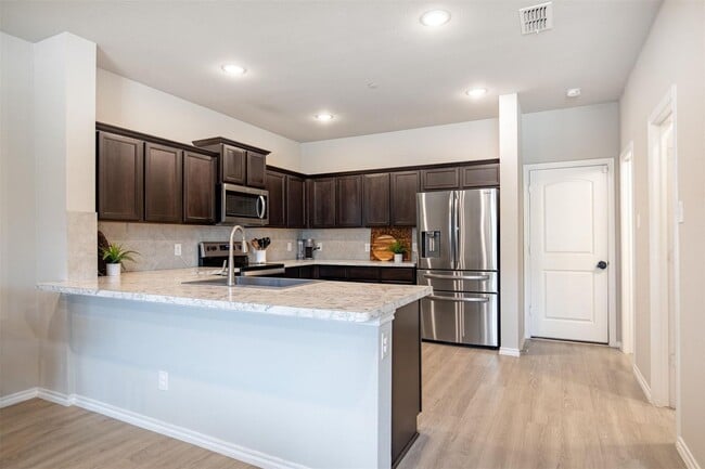 Building Photo - 2308 Davenport Dr