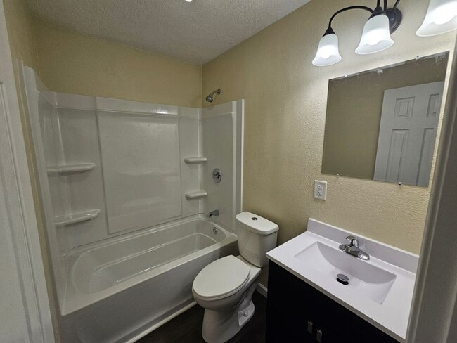 Building Photo - 3 bed, 1 bath, fully renovated.