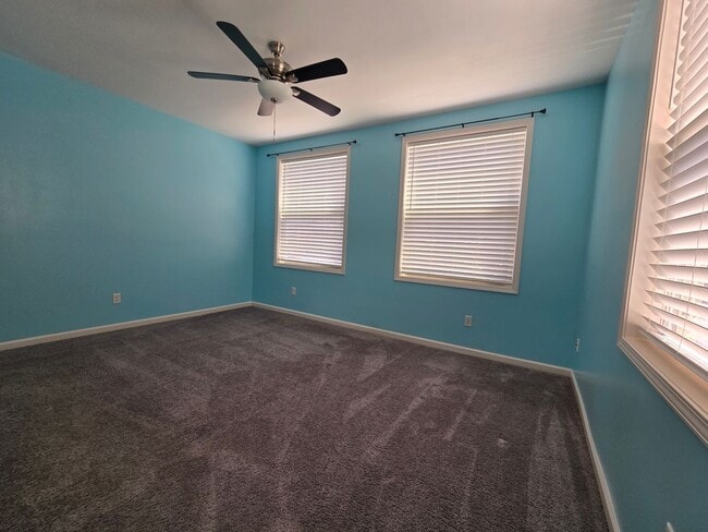 Building Photo - Super, Renovated 3 bed 1 bath! Available Now!