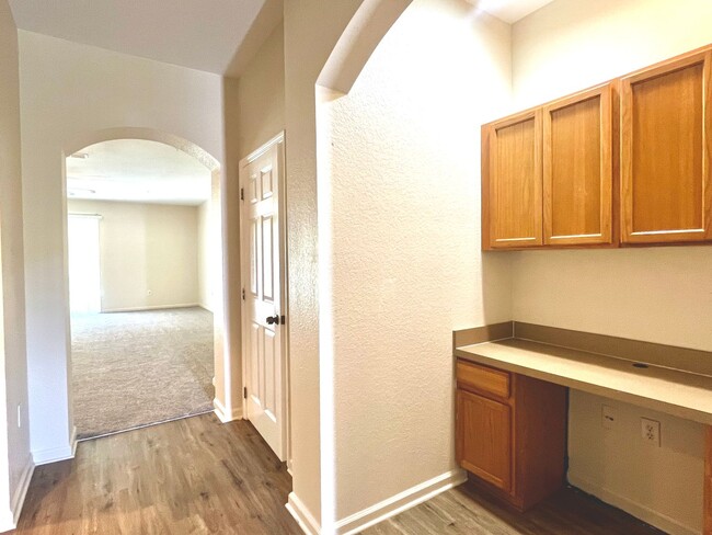 Building Photo - 3 Bedroom, 2.5 Bathroom 2-Story Townhouse in Gated Community - Kissimmee