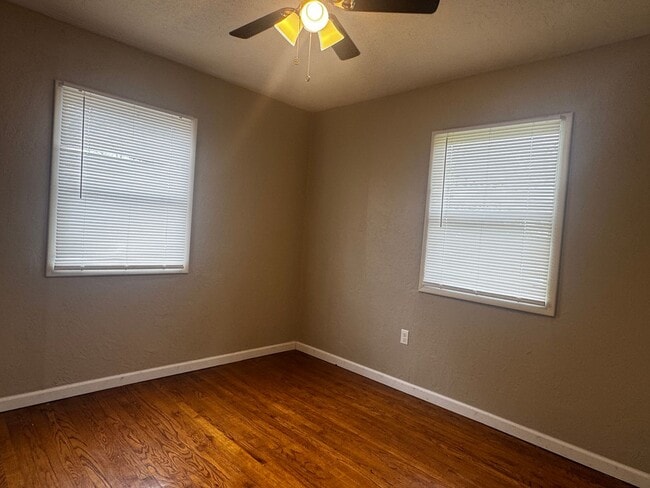 Building Photo - 2330 NW 35th- AVAILABLE NOW!