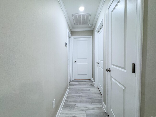 Building Photo - 51 10 Point Ln