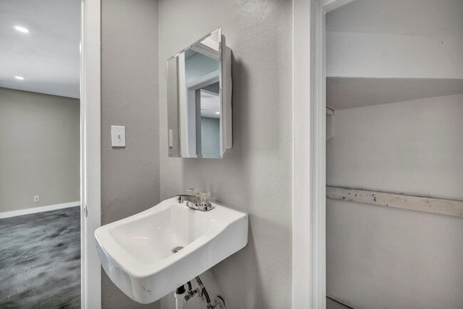 Building Photo - 2808 Skyway Cir