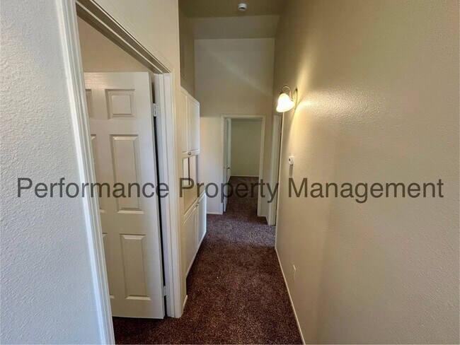 Building Photo - Stunning 4 Bed/3 Bath Condo in Silver Cree...
