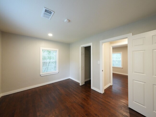 Building Photo - Tulsa 2 Bedroom Gem! Available for immedia...