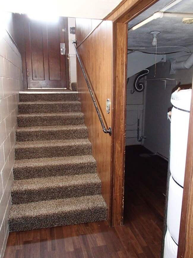 Building Photo - Larger 2 bedroom, 2 bathroom home! Pet Fri...