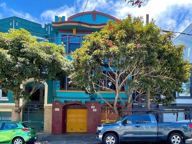 Building Photo - 1BR/1BA Garden Apartment! Laundry! Storage...