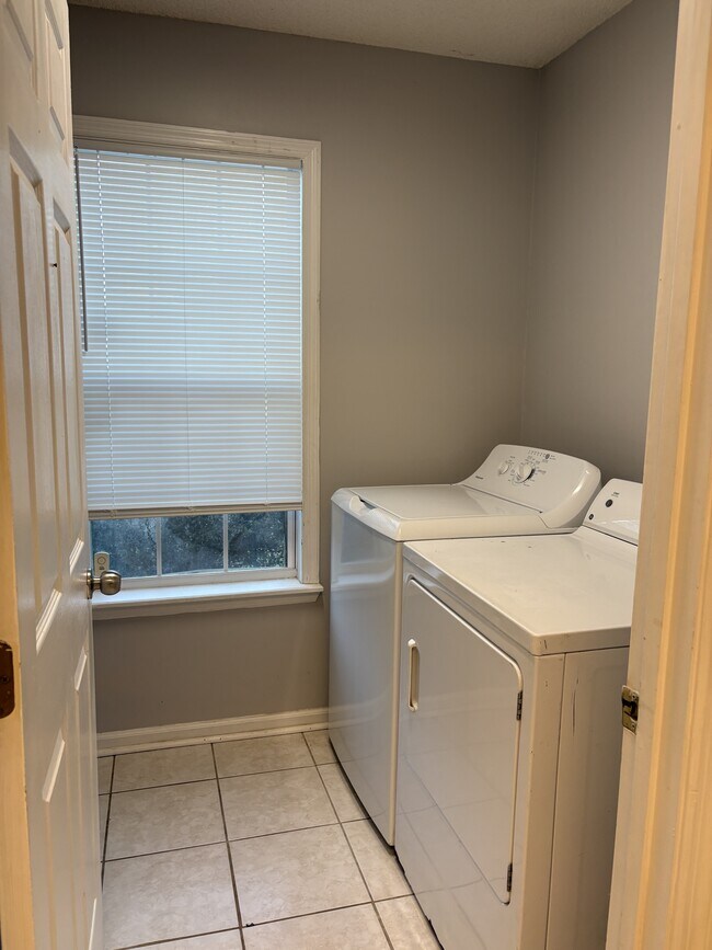 Building Photo - 201 Blue Pool Dr