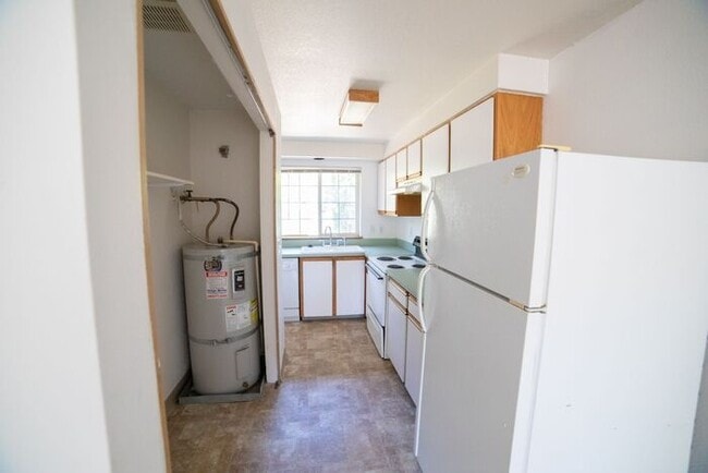 Building Photo - Townhome with Fresh Updates!!